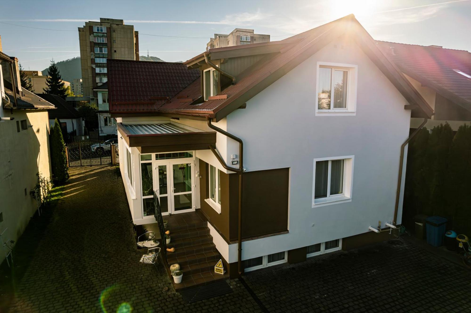 Pension Gallery Брашов Экстерьер фото