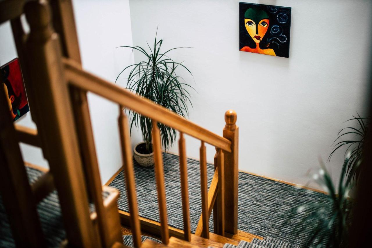 Pension Gallery Брашов Экстерьер фото